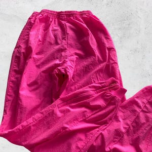 Pantalones Nike vintage para mujer, color rosa intenso, estilo jogger de los años 80 y 90, auténtico cortavientos vintage. imagen 9