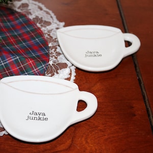 Leuke kousvuller! Mud Pie Coffee Thee Lepelsteun Set van 2 keramische theelepelsteunen