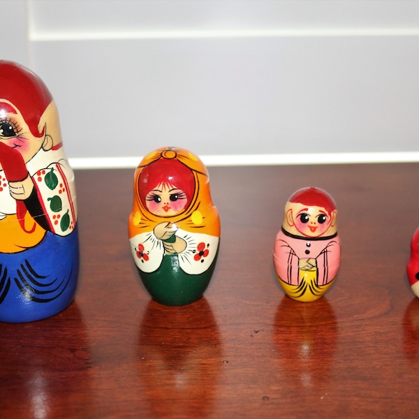 Vintage Hand-Painted Nesting Dolls Folk Art Matryoshka 4 Dolls in 1 Nesting Dolls Handmade