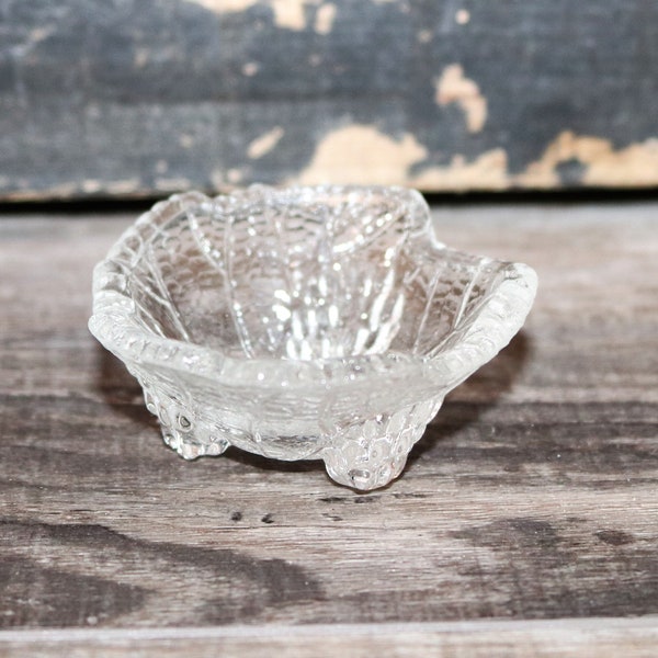 L.E. Smith Glass Grapeleaf Open Salt Dip, Cellar, Dish w/Grape-Shaped Feet 1970s