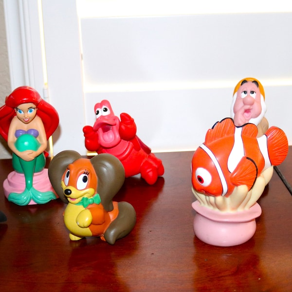 Vintage Disneyana!  Set of 7 Plastic Figures Bath Toys! Disney Decor Cake Toppers