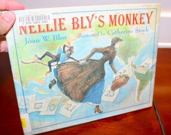 Nellie Bly's Monkey (Anglais) Relié – 15 mars 1996 Ex-bibliothèque