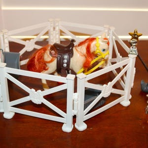 Barbie Hugs &#39;n Horses Chelsea&#39;s Horse Pet Pony Horse Fence Accessories - Will Combine Shipping