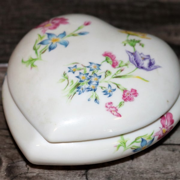 Elegant Porcelain Heart-Shaped, Lidded Jewelry Box Trinket Dish Mann "Spring Time" 1980