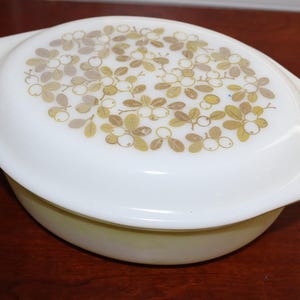 Pyrex Covered Casserole Dish, / Oval Lid 1.5 Qt 1960&#39;s &#39;Verde&#39; 1.5 Quart Baking Dish Olive Vines, Avocado Green Pyrex Oven Ware