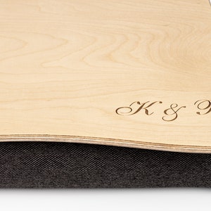 Peut inclure: Un plateau pour ordinateur portable en bois avec une base en tissu noir. Le plateau porte une inscription personnalisée qui dit "K & B".
