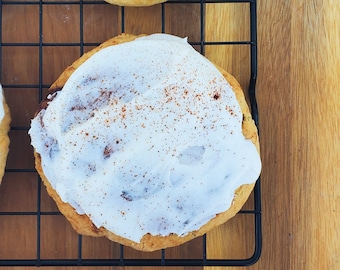 Cinnamon Roll Cookies – Gourmet Bakery Cookies – Cinnamon Sugar Swirl with Vanilla Icing – Fresh Baked 4oz Cookie Gift Box