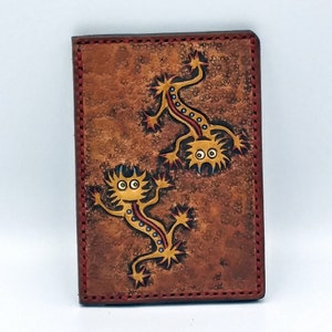 Cartera de piel con diseño de lagarto alienígena. Tarjetero exclusivo.