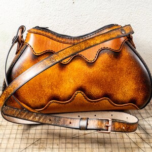 Cartera de piel hecha a mano, modelo Mariposa. Teñida y cosida a mano. Lista para enviar.