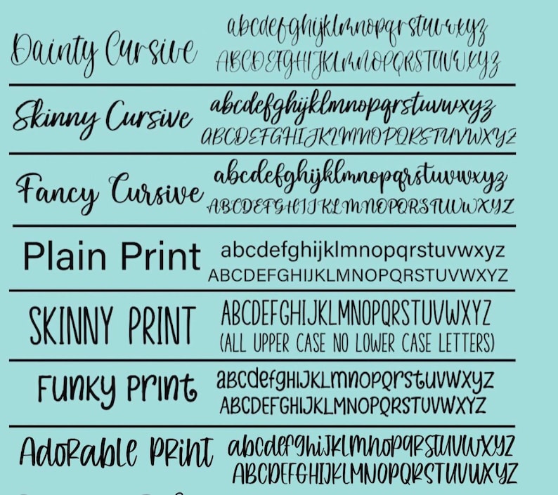 Pu&ograve; includere: Un grafico che mostra diversi stili di font per l'alfabeto. Gli stili includono Dainty Cursive, Skinny Cursive, Fancy Cursive, Plain Print, Skinny Print, Funky Print e Adorable Print.