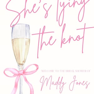 Puede incluir: Invitación a una despedida de soltera con el texto "She's tying the knot" en escritura rosa. Se muestra una copa de champán con un lazo rosa. La invitación da la bienvenida a los invitados a la despedida de soltera de Maddy Jones el 15 de marzo de 2025.