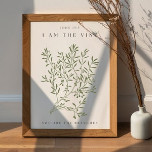 Puede incluir: Una impresión enmarcada con una ilustración botánica de una vid con hojas verdes y bayas. La impresión tiene el texto "JOHN 15:5 I AM THE VINE YOU ARE THE BRANCHES".