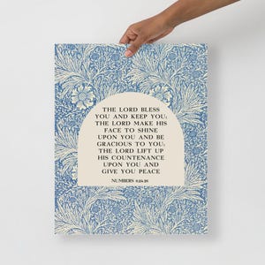 Könnte beinhalten: Ein rechteckiger Wandkunstdruck mit einem blauen und cremefarbenen floralen botanischen Muster. In der Mitte befindet sich ein cremefarbener Bogen mit dem schwarzen Text: THE LORD BLESS YOU AND KEEP YOU; THE LORD MAKE HIS FACE TO SHINE UPON YOU AND BE GRACIOUS TO YOU; THE LORD LIFT UP HIS COUNTENANCE UPON YOU AND GIVE YOU PEACE NUMBERS 6:24-26.