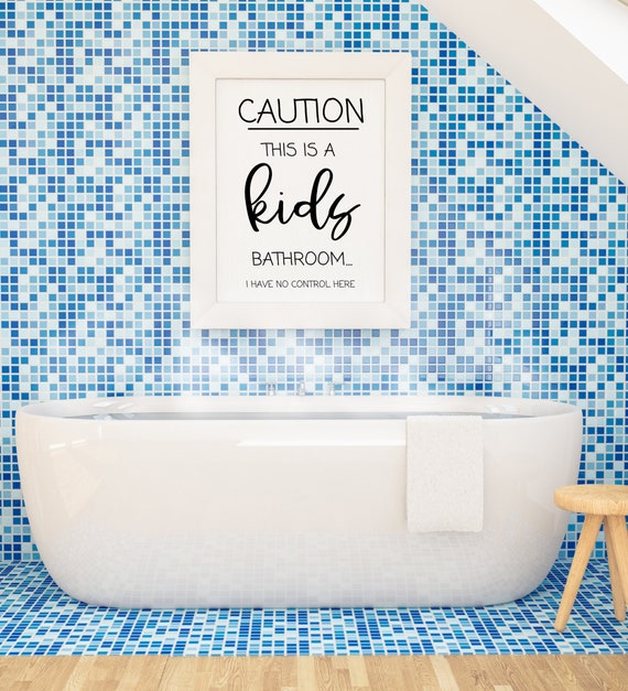 JKGCY Lustiges Badezimmer-Schild – „Caution: This Is A Kids Bathroom“ – 15 X 30 Cm Holzschild Mit Aufhängeseil