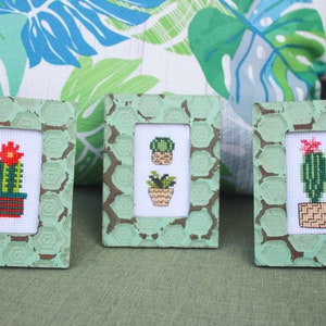 Set 3 fertig Kreuzstich Kaktus - 11cm x 8cm, Kaktus-Bilderrahmen, Kaktus-Dekoration, kleine Kaktus Dekor, Stickerei Kaktus, Pflanzen Dekor