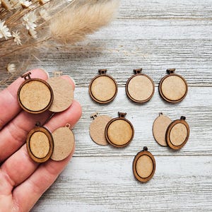 Puede incluir: Un conjunto de 9 aros de bordado de madera, con 8 aros que miden aproximadamente 5 cm de diámetro y 1 aro que mide aproximadamente 7,5 cm de diámetro. Los aros están sin terminar y listos para ser pintados o teñidos.