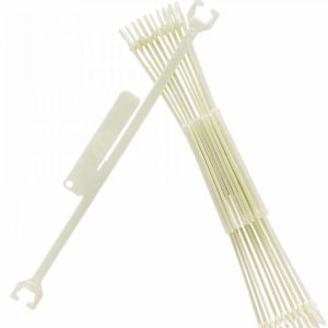 Op de afbeelding: Een set witte plastic breinaalden met een haak aan het ene uiteinde. De naalden zijn gebundeld en hebben een wit plastic gereedschap met een haak aan het ene uiteinde.