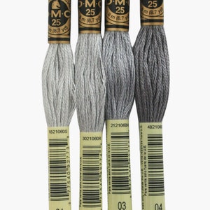Peut inclure: Quatre bobines de fil &agrave; broder DMC dans des nuances de gris. Les bobines sont &eacute;tiquet&eacute;es avec le num&eacute;ro de couleur DMC et la longueur du fil en m&egrave;tres et en yards. Les bobines sont dispos&eacute;es du gris le plus clair au gris le plus fonc&eacute;.