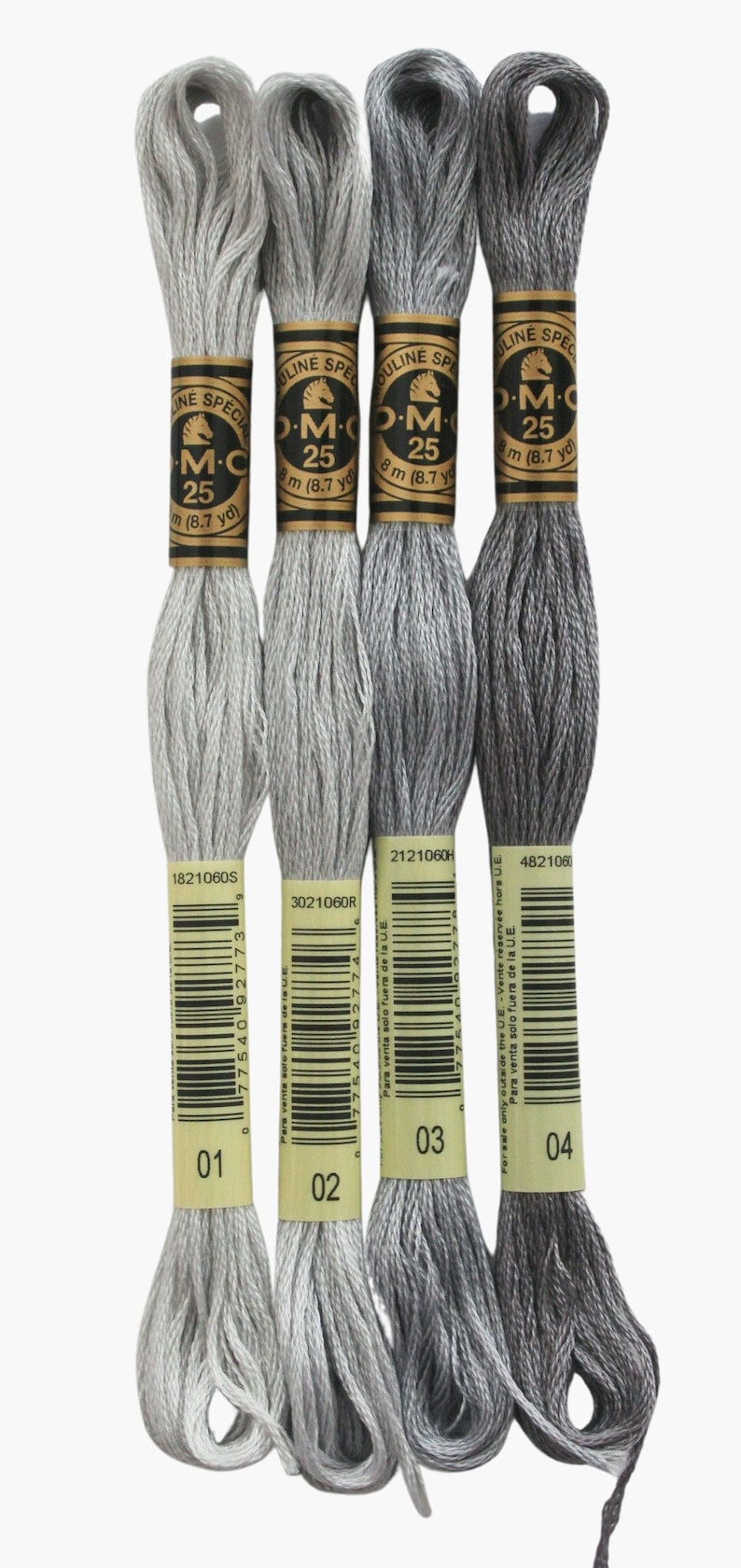 Peut inclure: Quatre bobines de fil &agrave; broder DMC dans des nuances de gris. Les bobines sont &eacute;tiquet&eacute;es avec le num&eacute;ro de couleur DMC et la longueur du fil en m&egrave;tres et en yards. Les bobines sont dispos&eacute;es du gris le plus clair au gris le plus fonc&eacute;.