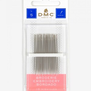 Puede incluir: Un paquete de 16 agujas de bordado DMC, tama&ntilde;o 5, con punta afilada. El paquete es blanco con detalles azules y dorados y el texto "Bout pointu - Sharp End - Aguja con punta", "N 5", "D-M-C FONDEE EN 1746", "BRODERIE EMBROIDERY BORDADO", "16 AIGUILLES NEEDLES AGUJAS".