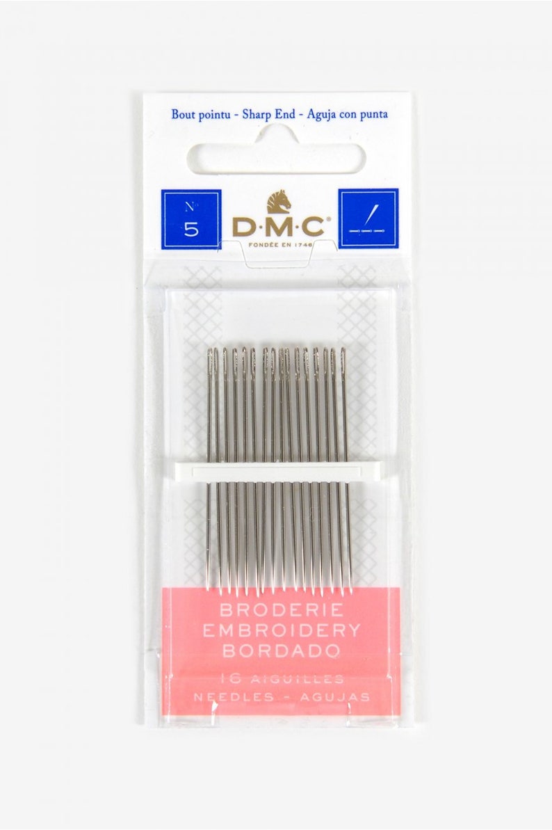 Puede incluir: Un paquete de 16 agujas de bordado DMC, tama&ntilde;o 5, con punta afilada. El paquete es blanco con detalles azules y dorados y el texto "Bout pointu - Sharp End - Aguja con punta", "N 5", "D-M-C FONDEE EN 1746", "BRODERIE EMBROIDERY BORDADO", "16 AIGUILLES NEEDLES AGUJAS".
