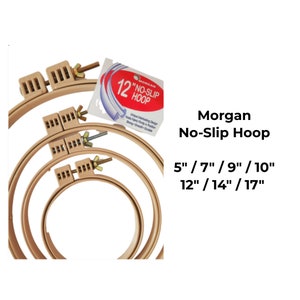 Könnte beinhalten: Satz mit vier braunen Holz-Stickrahmen, mit einem Etikett mit der Aufschrift "Morgan No-Slip Hoop 12" und "Unique Interlocking Design Holds Fabric Firm in Position Strong - Smooth - Durable". Die Rahmen sind in den Größen 5", 7", 9", 10", 12", 14" und 17" erhältlich.