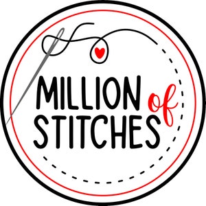 Pode incluir: Um c&iacute;rculo branco com uma borda vermelha e uma linha tracejada preta dentro da borda. O texto "MILLION of STITCHES" est&aacute; em preto. Uma agulha e uma linha cinzas com um cora&ccedil;&atilde;o vermelho est&atilde;o no canto superior esquerdo.