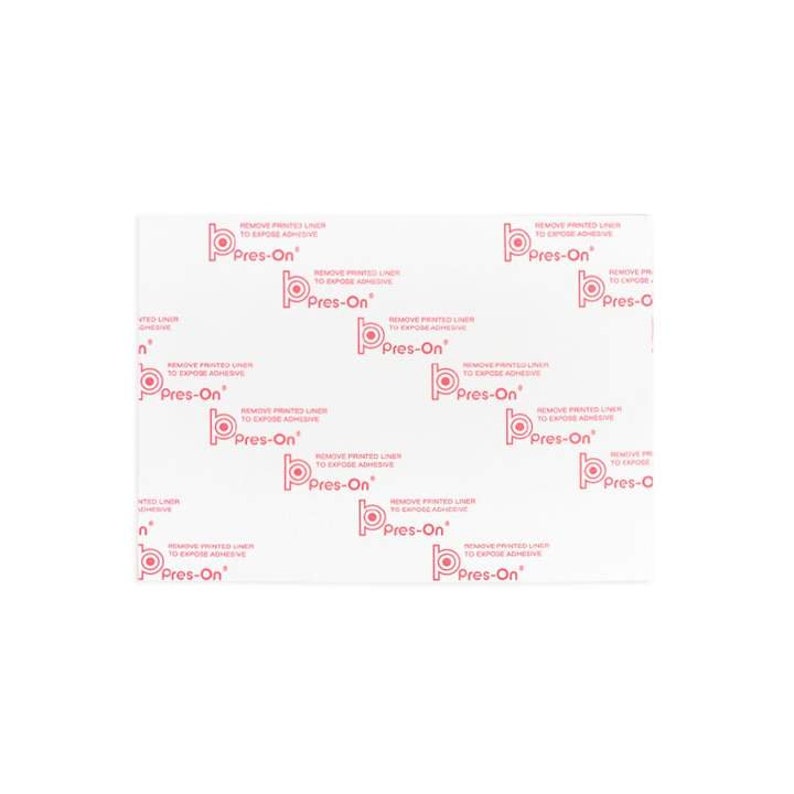 Pu&ograve; includere: Foglio di carta bianco con un motivo ripetuto delle parole "Pres-On" in lettere rosa. Il testo "Remove printed liner to expose adhesive" &egrave; anche stampato in rosa.