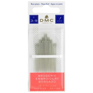 Puede incluir: Un paquete de 16 agujas de bordar DMC, tama&ntilde;o 3-9, con punta afilada. Las agujas son plateadas y vienen en un paquete de pl&aacute;stico transparente con una etiqueta azul y blanca que dice "DMC" y "Broderie, Embroidery, Bordado".