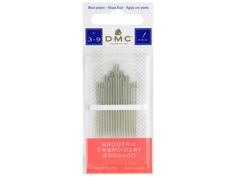 Puede incluir: Un paquete de 16 agujas de bordar DMC, tama&ntilde;o 3-9, con punta afilada. Las agujas son plateadas y vienen en un paquete de pl&aacute;stico transparente con una etiqueta azul y blanca que dice "DMC" y "Broderie, Embroidery, Bordado".