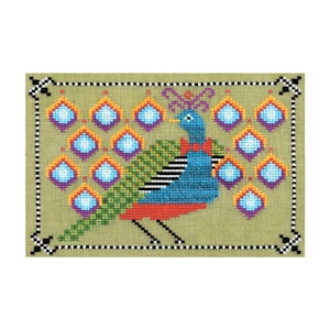 Op de afbeelding: Een kleurrijk kruissteekpatroon van een pauw met een groen, blauw en rood lichaam en een kroon van paars en geel. De staartveren van de pauw zijn waaiervormig uitgespreid en zijn versierd met blauwe, paarse, gele en oranje kleuren.