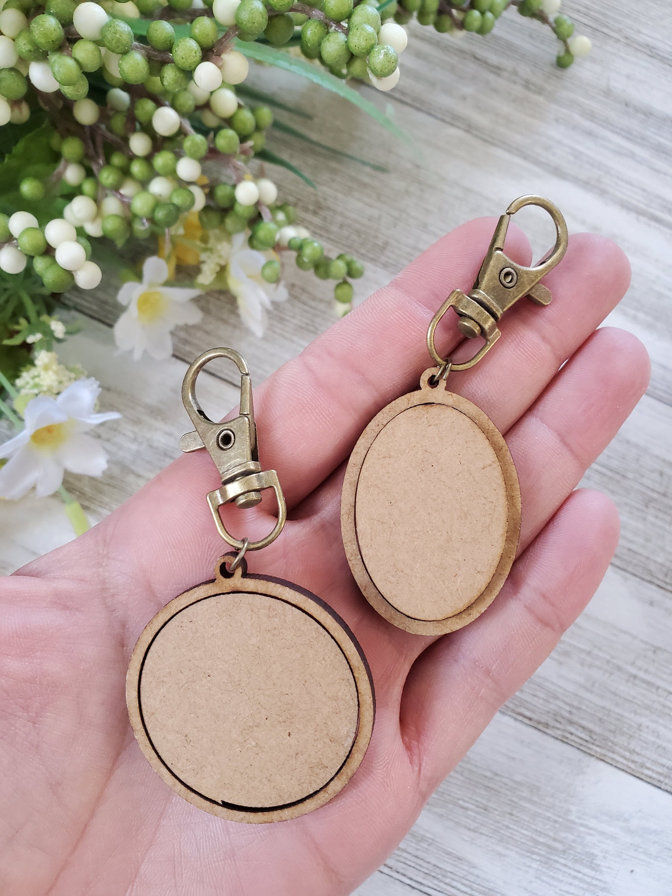 Shein Wooden Keychain Blanks, 10 Pcs Blank Wood Keychains for Personalized DIY Crafts, Round Wood Keyring Blanks for DIY Key Chains, Christmas Pendants