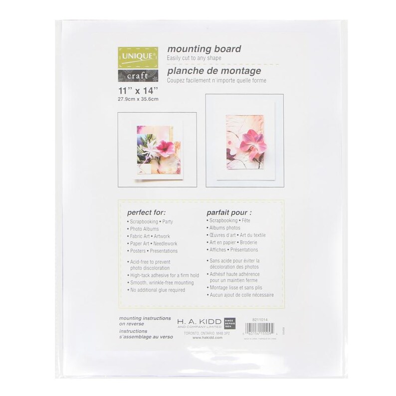 Pu&ograve; includere: Tavoletta di montaggio bianca con il testo "UNIQUE craft mounting board Easily cut to any shape planche de montage Coupez facilement n'importe quelle forme 11" x 14" 27.9cm x 35.6cm" stampato su di essa. La tavoletta &egrave; perfetta per lo scrapbooking, gli album fotografici, l'arte tessile, l'arte su carta, i poster e le presentazioni. &Egrave; priva di acidi per prevenire lo scolorimento delle foto e ha un adesivo ad alta adesione per una tenuta salda. La tavoletta &egrave; liscia, senza pieghe e non richiede colla aggiuntiva.
