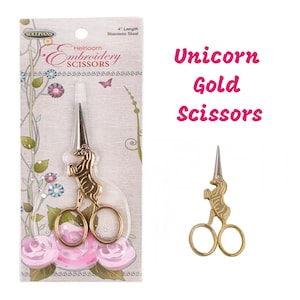 Può includere: Forbici da ricamo dorate con un design a unicorno. Le forbici sono lunghe 10 cm e realizzate in acciaio inossidabile. La confezione include il testo "Heirloom Embroidery Scissors".