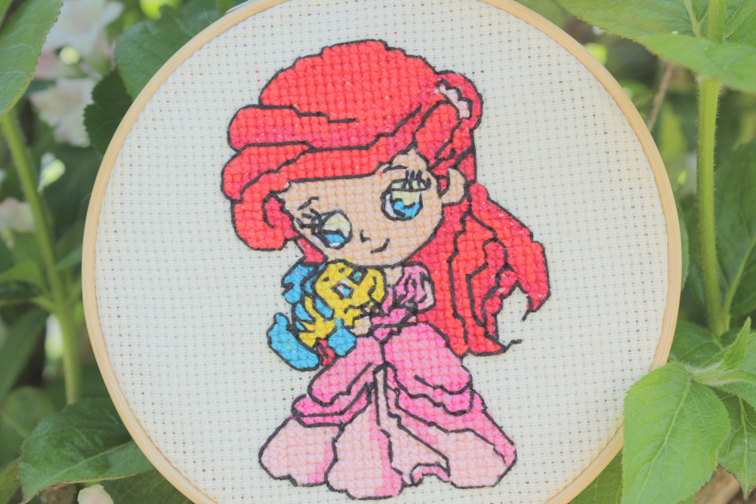 完成したクロスステッチのアリエルフープ、アリエルプリンセスギフト