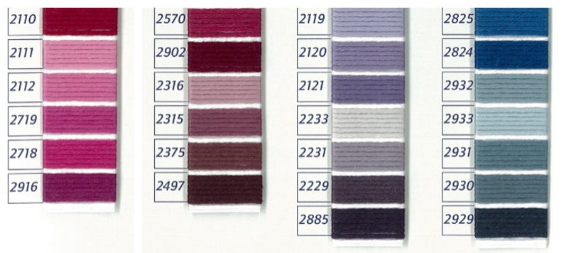 Pu&ograve; includere: Una cartella colori con file di campioni di filo in varie tonalit&agrave; di rosa, viola, grigio e blu. I numeri del filo sono elencati sopra ogni fila. I numeri includono 2110, 2111, 2112, 2719, 2718, 2916, 2570, 2902, 2316, 2315, 2375, 2497, 2119, 2120, 2121, 2233, 2231, 2229, 2885, 2825, 2824, 2932, 2933, 2931, 2930, 2929.