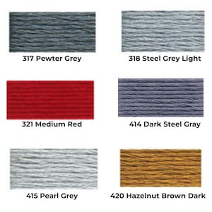 Peut inclure: Six bobines de fil &agrave; broder de diff&eacute;rentes couleurs, dont gris &eacute;tain, gris acier clair, rouge moyen, gris acier fonc&eacute;, gris perle et brun noisette fonc&eacute;. Chaque bobine est &eacute;tiquet&eacute;e avec un num&eacute;ro et un nom de couleur.