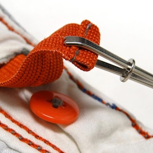 Passador Ezy Pull da Dritz - Passe elásticos e fitas e substitua cordões sem esforço.