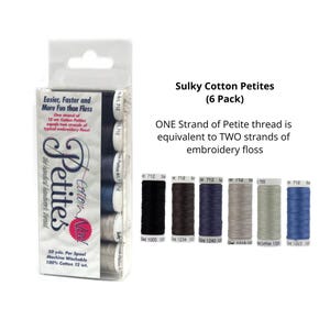 Peut inclure: Un lot de six bobines de fil à broder Sulky Cotton Petites, de couleurs variées, dont noir, marron et bleu. L'emballage indique que un fil Petite équivaut à deux fils à broder. Chaque bobine contient environ 45.72 mètres de fil de coton 12 wt.