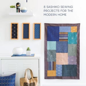 Può includere: Immagine di una copertina di un libro intitolata "Simple Sashiko" con il sottotitolo "8 progetti di cucito Sashiko per la casa moderna". L'immagine mostra anche un arazzo trapuntato, opere d'arte tessili incorniciate e una borsa tote, tutti con cuciture Sashiko.