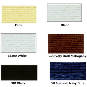 Peut inclure: Une collection de bobines de fil &agrave; broder de diff&eacute;rentes couleurs, notamment &eacute;cru, blanc, noir, acajou fonc&eacute; et bleu marine. Les bobines sont &eacute;tiquet&eacute;es avec leurs noms et num&eacute;ros de couleur correspondants.