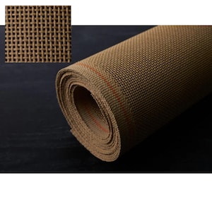 Peut inclure: Un rouleau de tissu maillé brun avec une texture tissée. Le tissu est enroulé serré et a un fil rouge qui court le long du bord.