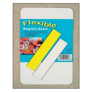 Tableau magnétique flexible (vinyle blanc) petit 5,5 x 8,5 po. par Yarn Tree - Comprend des bandes magnétiques, un tableau magnétique léger pour les motifs