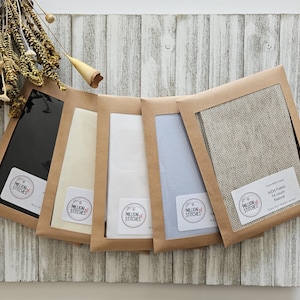 14 unités AIDA 19 x 19 po. (48,2 cm x 48,2 cm) ou par mètre par million de points - Couleurs : blanc, fourmi. Blanc, bleu clair, noir et naturel