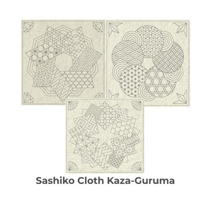 Può includere: Tre pezzi quadrati di tessuto Sashiko con intricati motivi geometrici cuciti con filo grigio su sfondo beige. Il testo "Sashiko Cloth Kaza-Guruma" è visualizzato sotto.