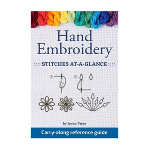 Può includere: Una guida bianca con il titolo "Hand Embroidery" e il sottotitolo "Stitches at-a-glance". La guida include illustrazioni di diversi punti di ricamo e una nota che indica che è una guida di riferimento da portare con sé di Janice Vaine.