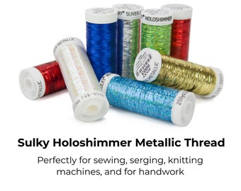 Puede incluir: Surtido de carretes de hilo metálico Sulky Holoshimmer en varios colores, incluyendo oro, plata, azul, verde y rojo. Los carretes están etiquetados con el nombre de la marca y el tipo de hilo.
