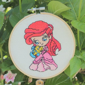 Afgewerkte Cross Stitched Ariel Hoop, Ariel Princess Gift, Ariel Disney Decor, Ariel Borduurwerk, Ariel Cross Stitch, Ariel Baby, Disney Princess