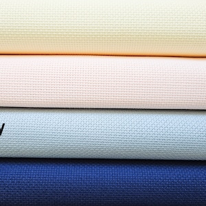 Pode incluir: Close-up de quatro amostras de tecido em creme, rosa, cinza pomba e azul marinho. O tecido tem uma textura de ponto cruz. As cores s&atilde;o rotuladas com texto branco: creme, rosa, cinza pomba e marinho.