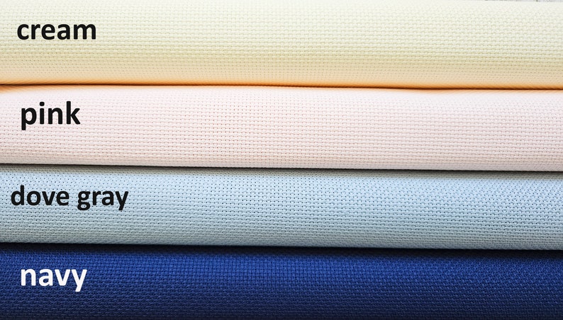 Pode incluir: Close-up de quatro amostras de tecido em creme, rosa, cinza pomba e azul marinho. O tecido tem uma textura de ponto cruz. As cores s&atilde;o rotuladas com texto branco: creme, rosa, cinza pomba e marinho.